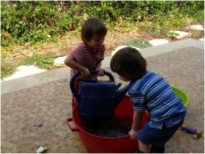 Read more about the article 5 הפעלות מים פשוטות ומגניבות לילדים ופעוטות