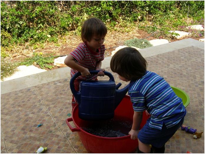Read more about the article 5 הפעלות מים פשוטות ומגניבות לילדים ופעוטות