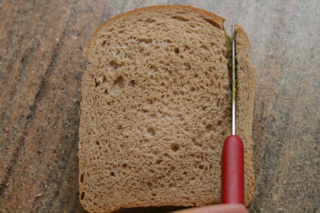 חיתוך הקרום של הכריך